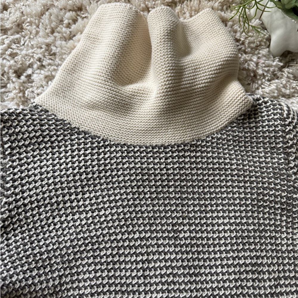 Old Navy Textured Knit Sweater in Cream and Gray - Picture 5 of 8